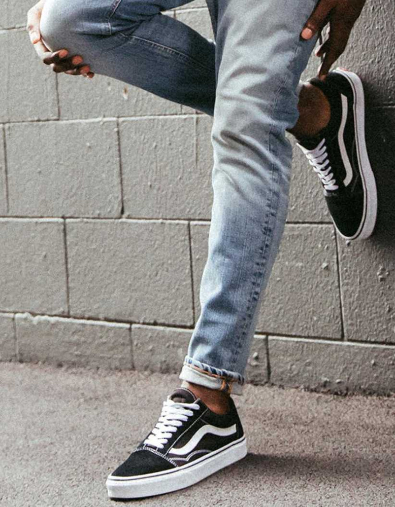 Vans old skool best sale black outfit men's