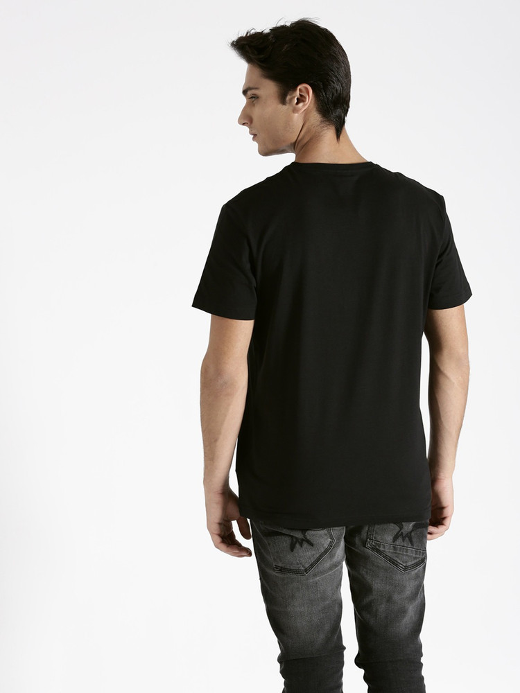 Model black store t shirt