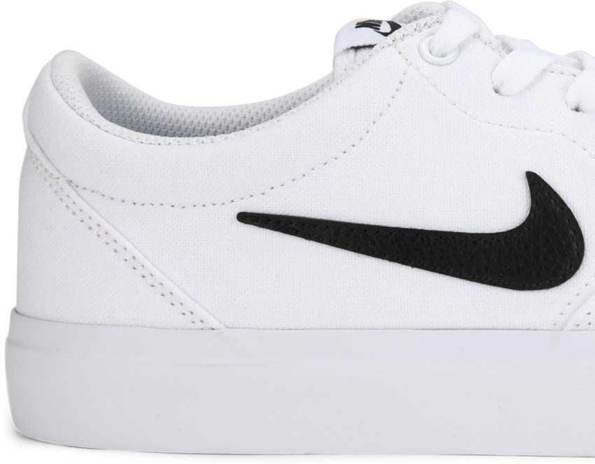 nike sb charge canvas trainers in white