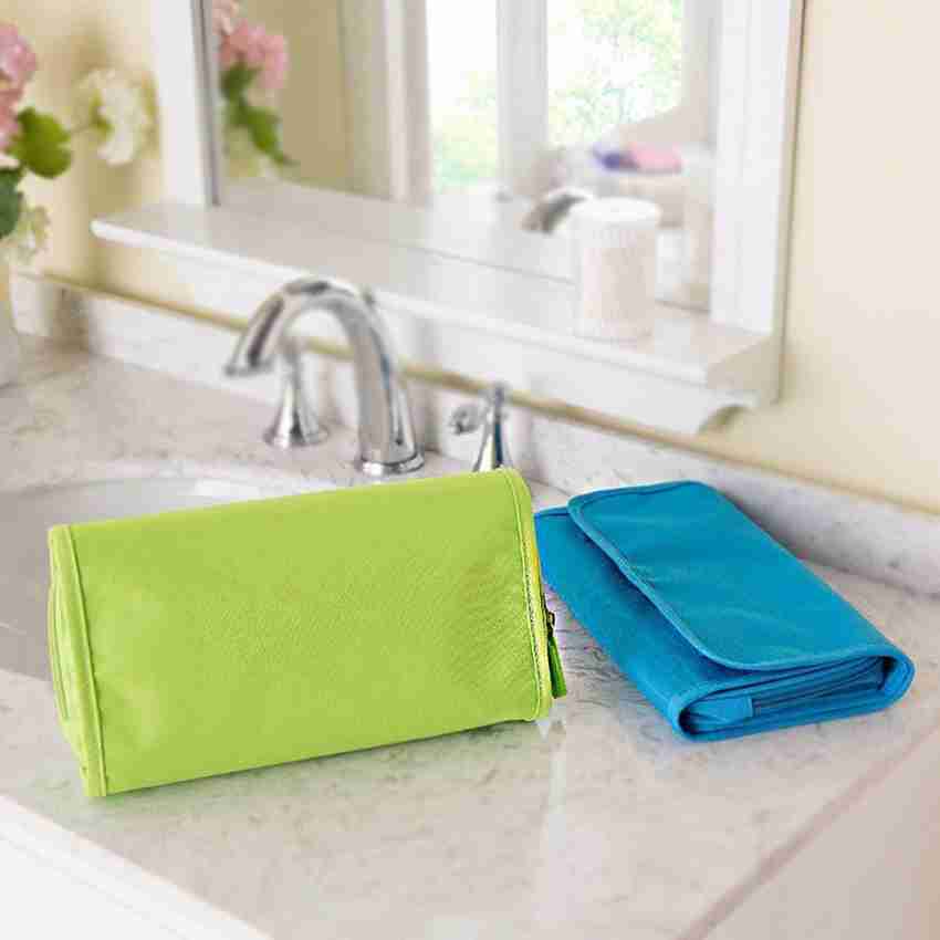 Folding cosmetic outlet case