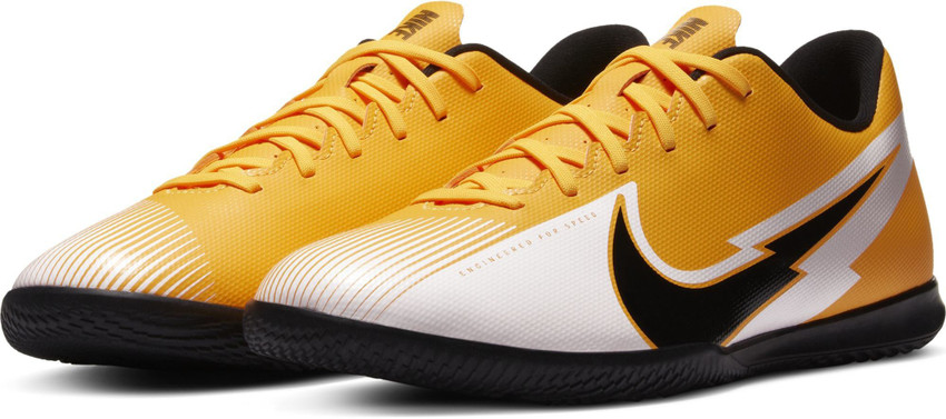 Nike soccer hotsell tennis shoes