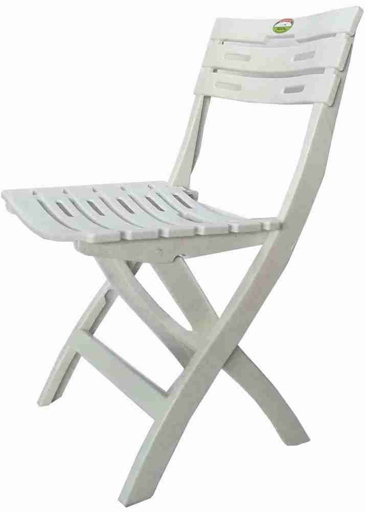 White folding deals plastic chairs