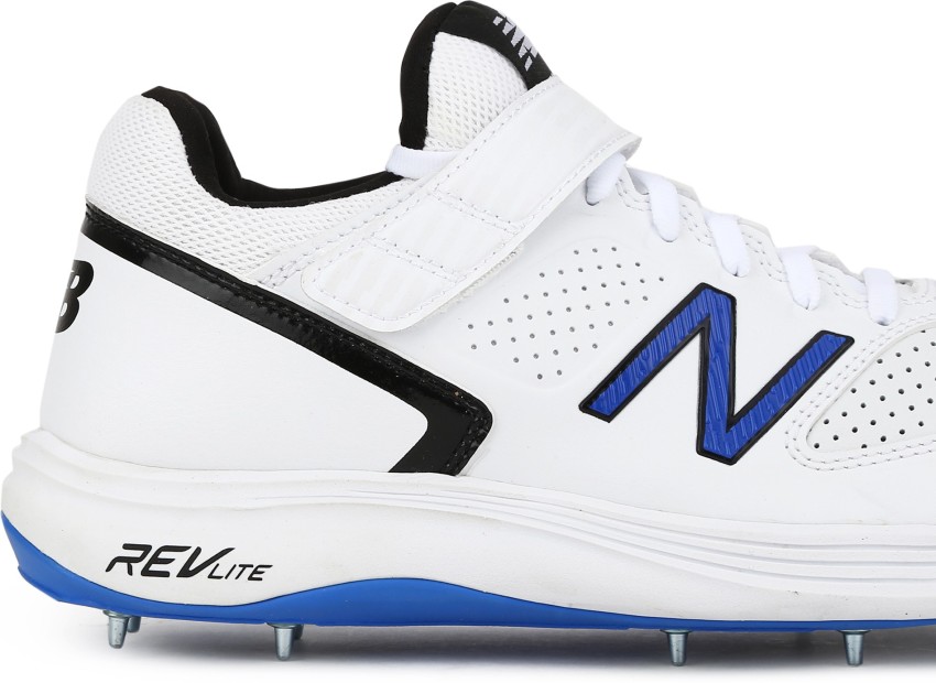 New balance hotsell 4040 cricket spikes