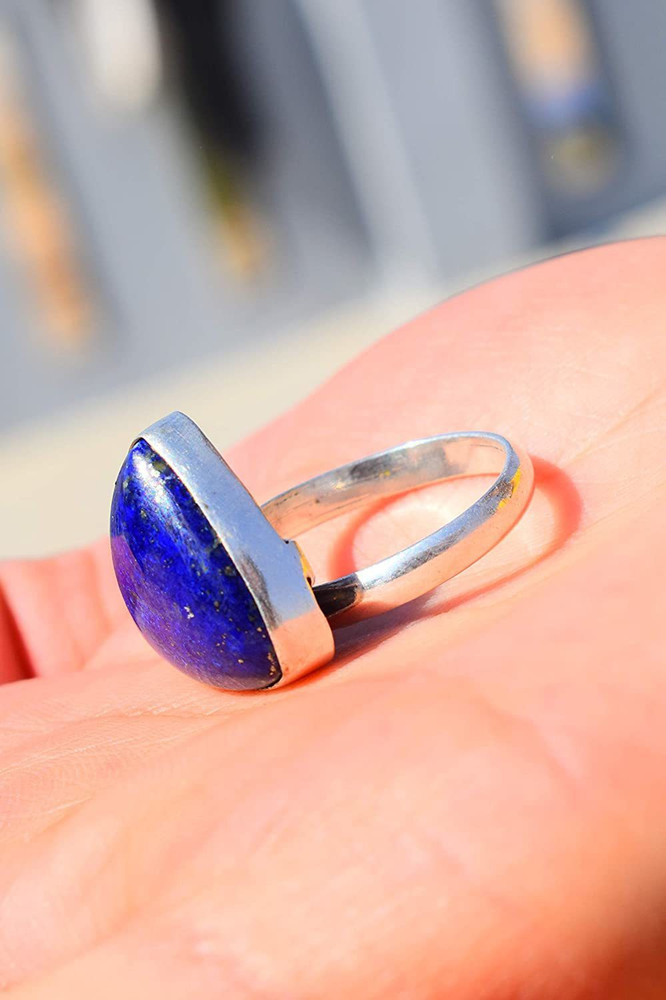 Lapis lazuli ring in which finger top