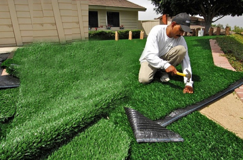 Artificial store green grass