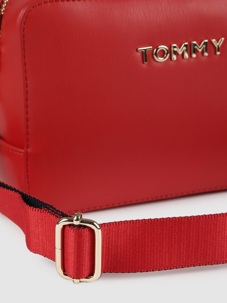 Tommy hilfiger best sale handbags flipkart