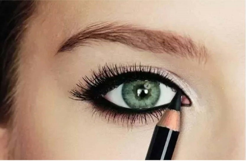 Kajal eyeliner. Макияж глаз карандашом. Макияж черным карандашом. Подвести глаза карандашом. Красиво накрасить глаза карандашом.