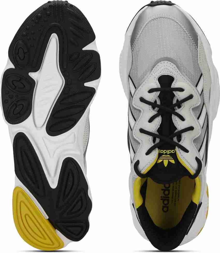 Ozweego online black white