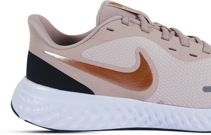 nike revolution 5 barely rose
