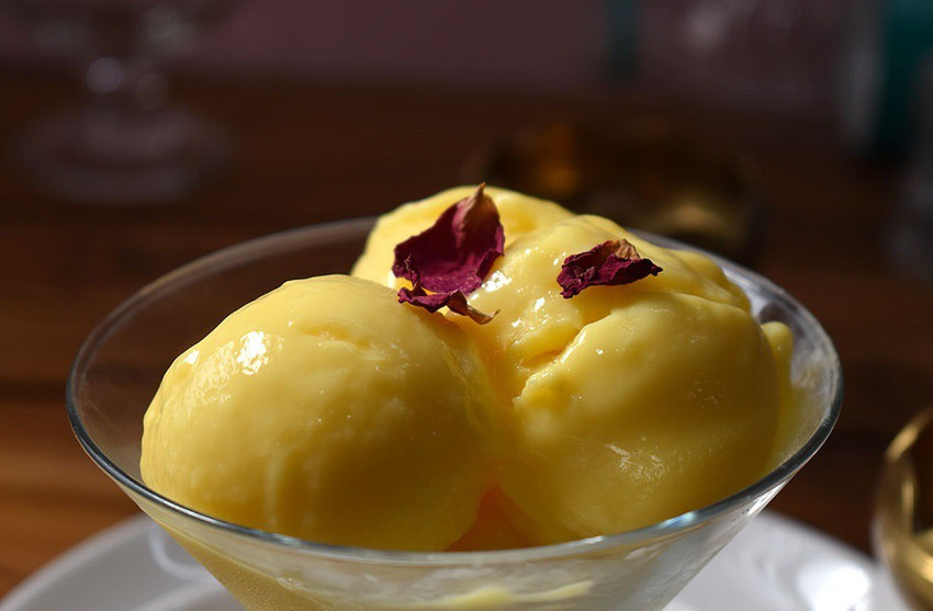 Ice cream top with custard powder