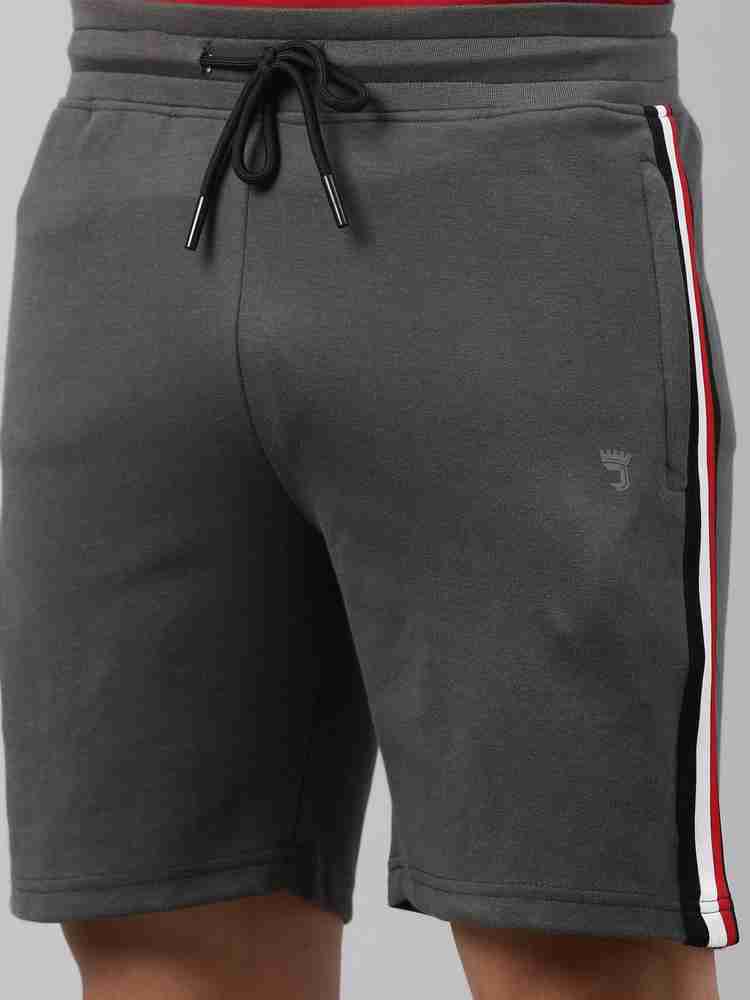 Jovenes en shorts shop