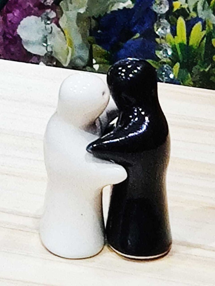 Kitchen Black & RED Embracing Hugging Ceramic Salt & Pepper Shakers Set  Decor