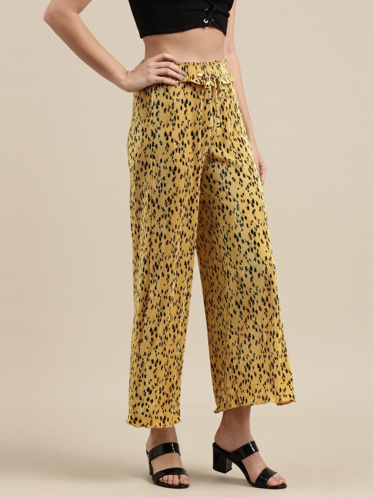 Bershka Wide leg Trousers in Ochre  ABOUT YOU