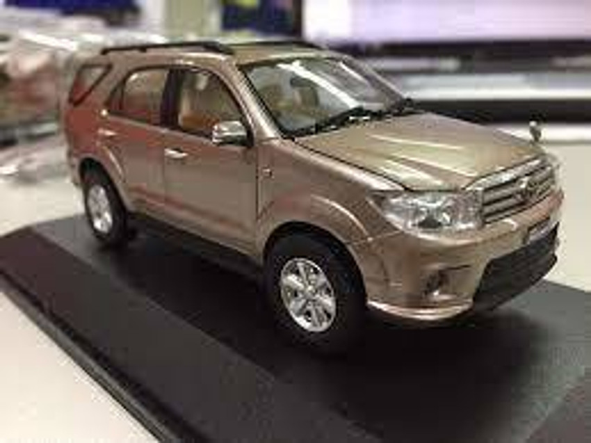 Toyota fortuner clearance toy model