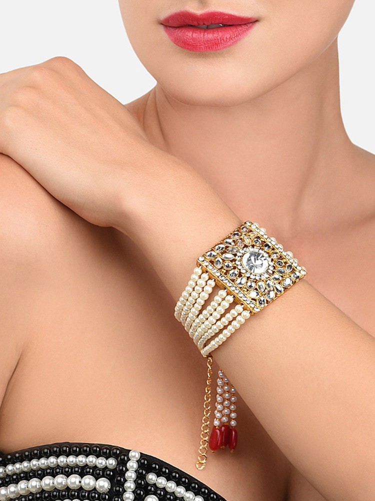 Pearl gold bracelet shop design
