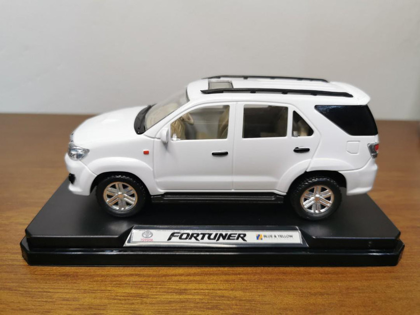 Fortuner hot sale scale model