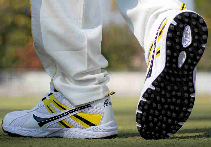 Best cricket shoes hotsell under 1000