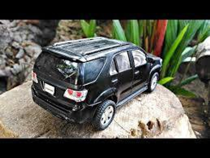 Fortuner hot sale diecast model
