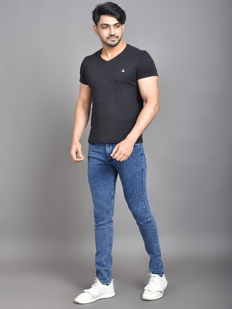 Black t shirt with light blue jeans 2025