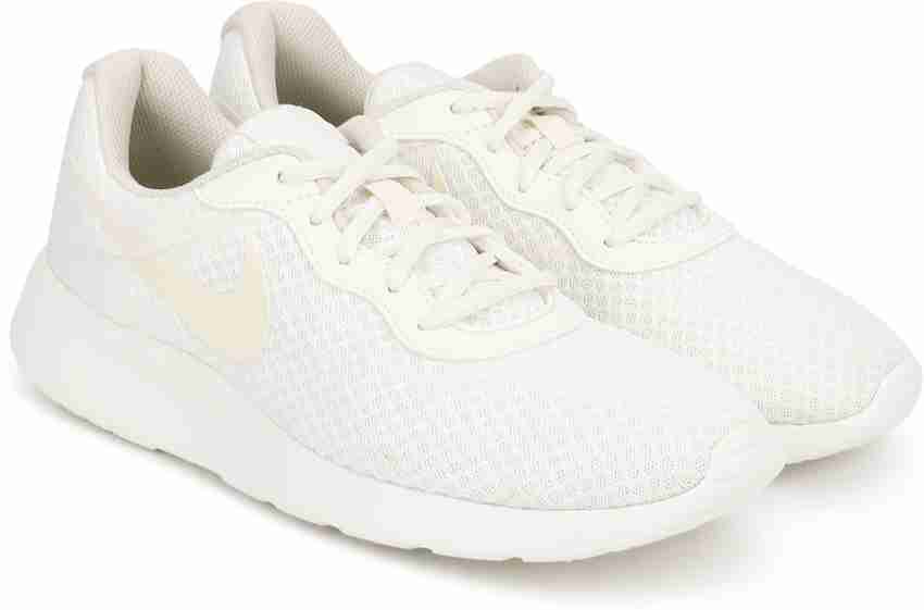 Nike tanjun 2025 girls trainers white