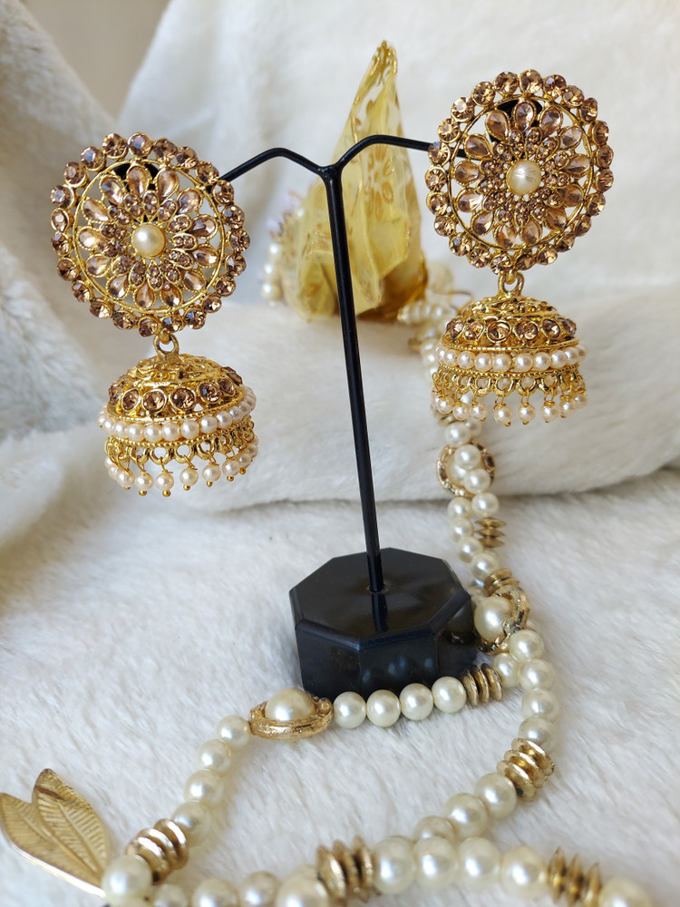 Gold earrings deals price 3000