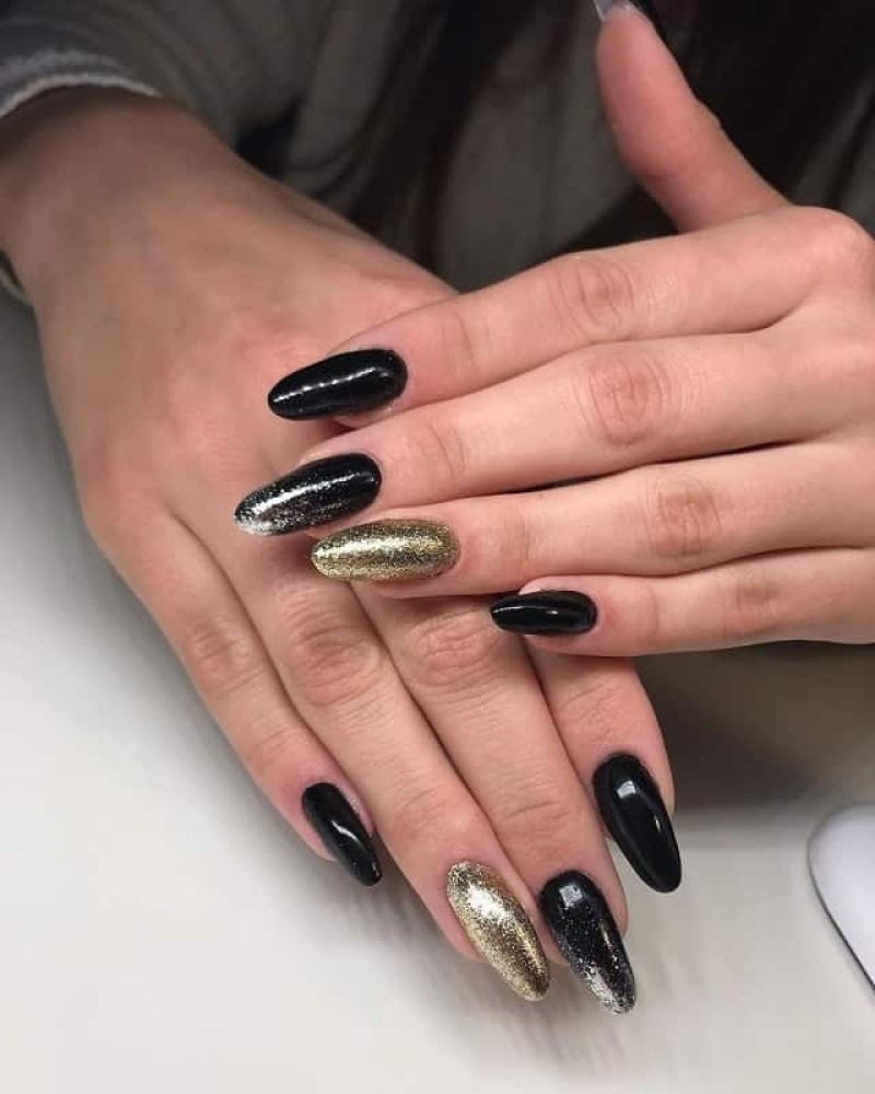 Cute Spring Nails That Will Never Go Out Of Style : Black Nails with Gold  bars
