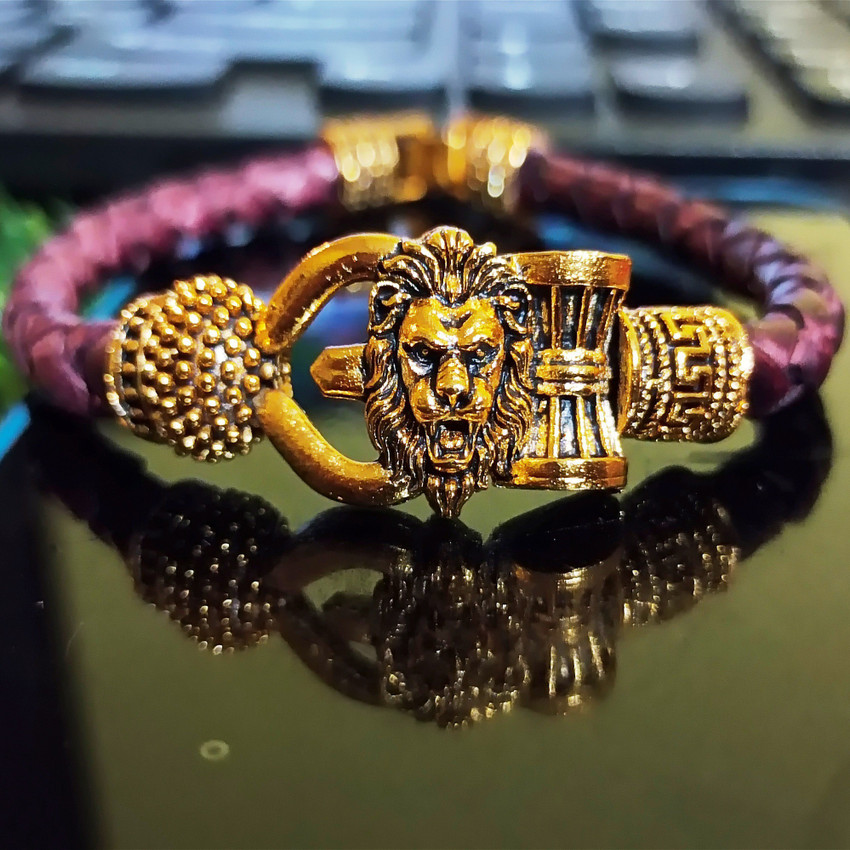 Gold lion kada top