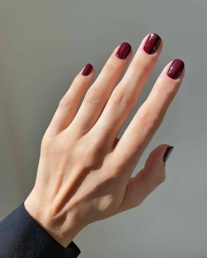 sole mate - dark purple nail polish & nail colour - essie