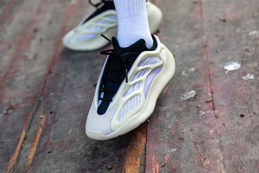 Yeezy 700 flipkart hot sale