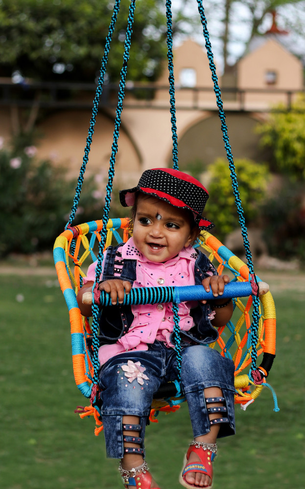 Child deals swing chair