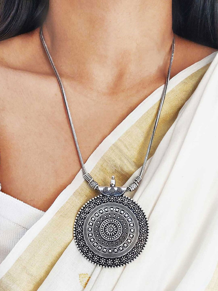 Big necklace top