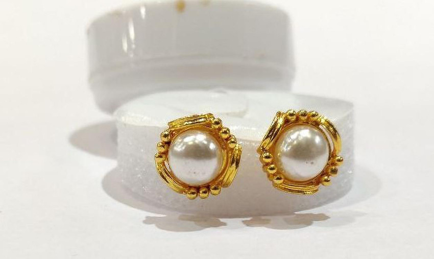 Pure shop pearl earrings