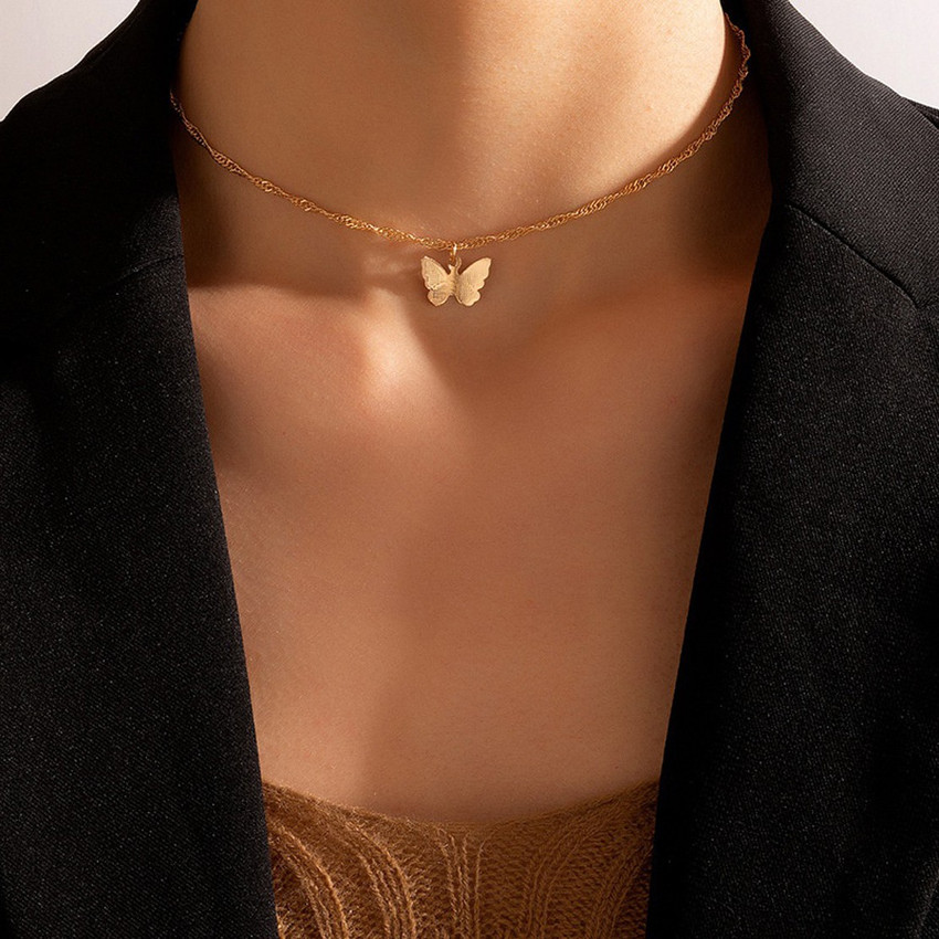 Small chain with outlet pendant