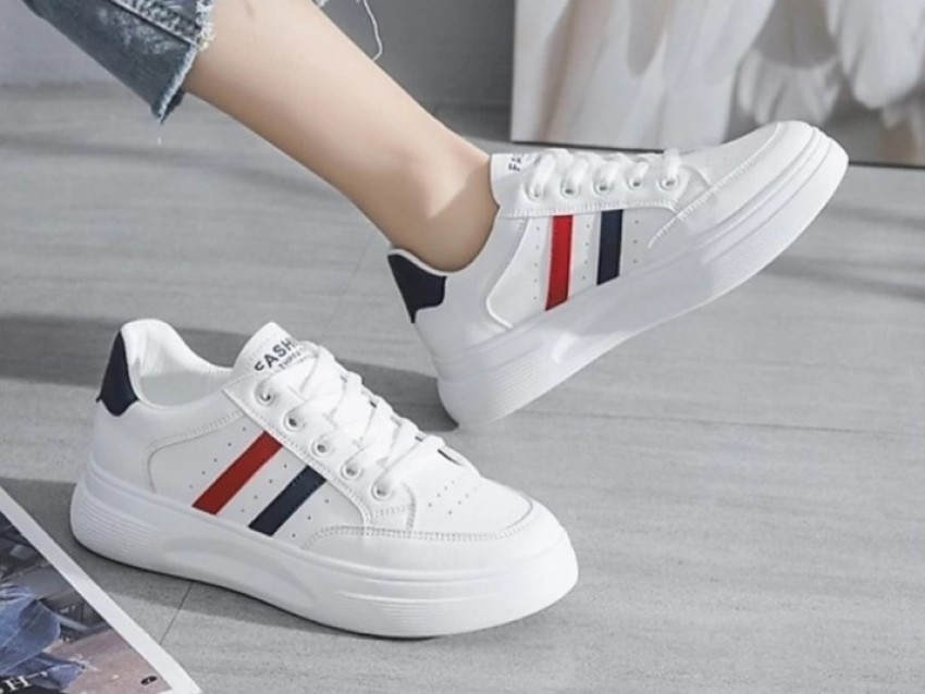 White canvas shoes store flipkart