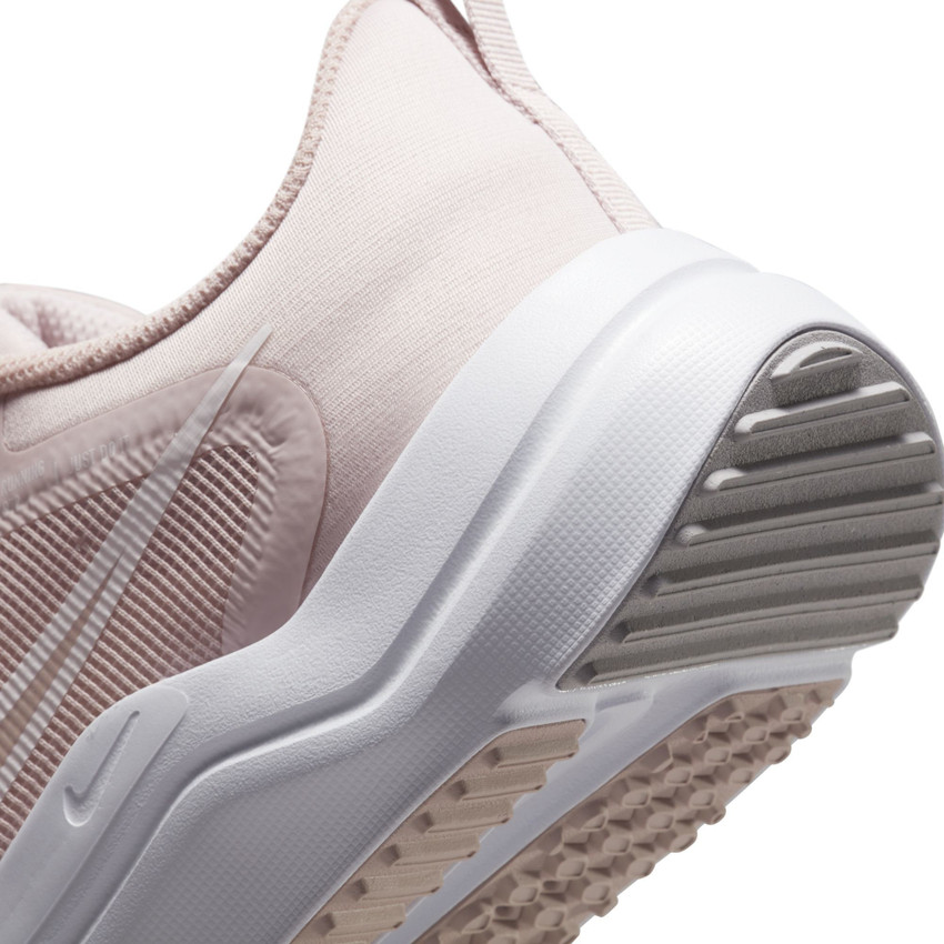Roze best sale nike sneakers