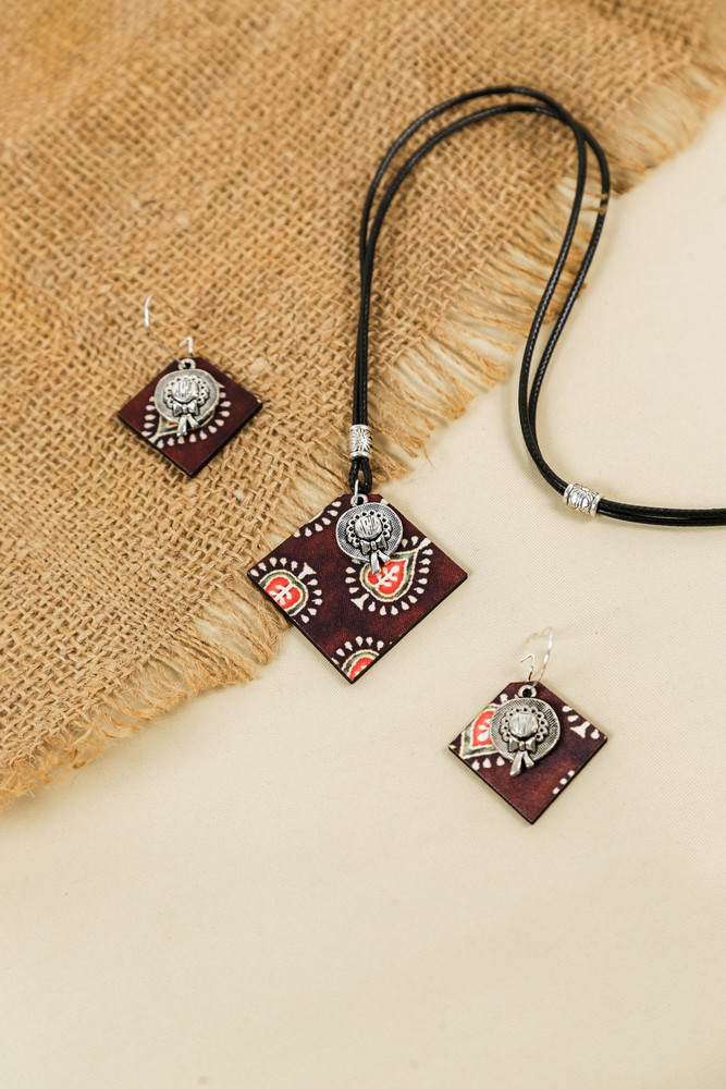 Wood and metal jewelry store