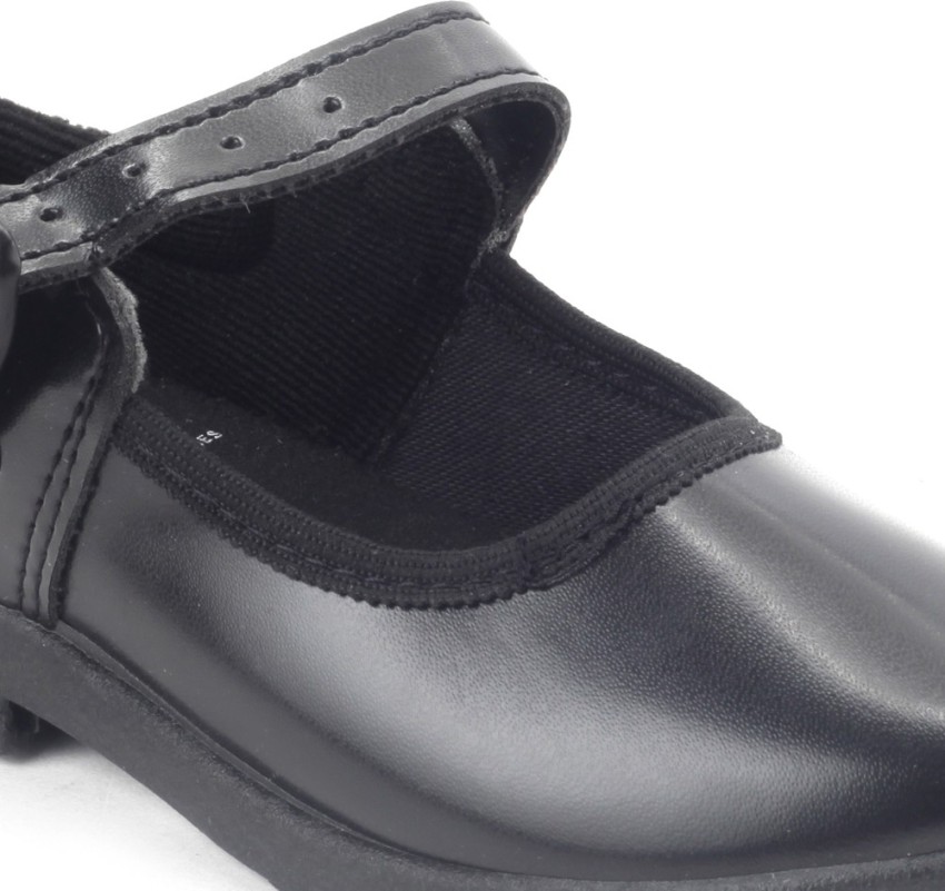 Relaxo black hot sale schoolmate shoes