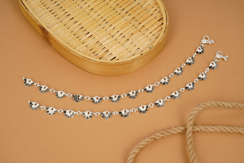 Fancy payal shop design in silver