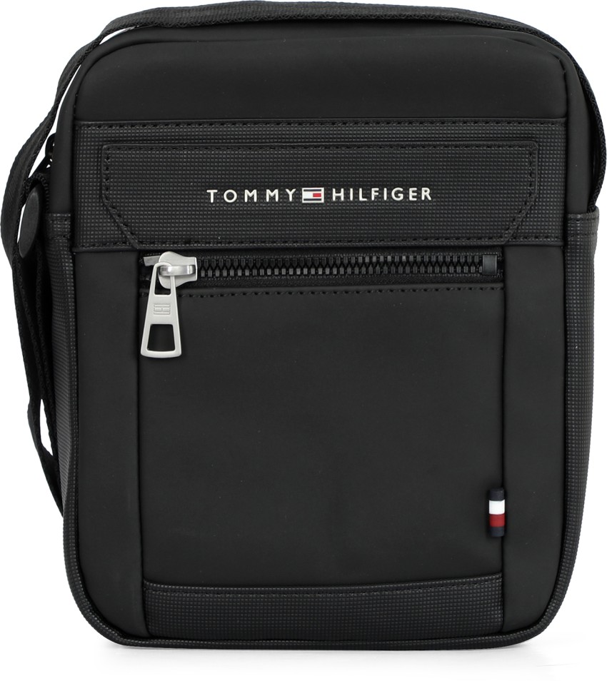 Flipkart tommy 2024 hilfiger bags