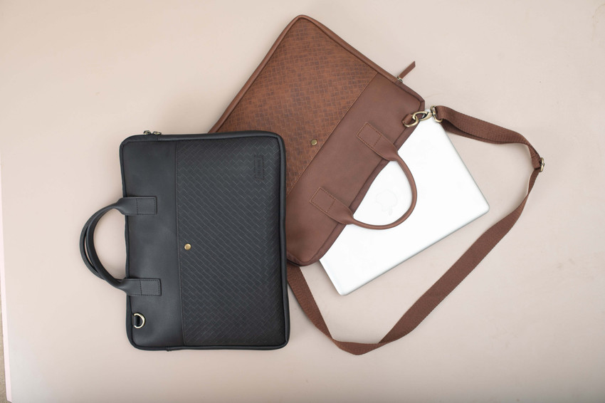 Messenger bag with handle outlet