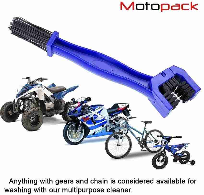 Cycle chain cleaning tool outlet
