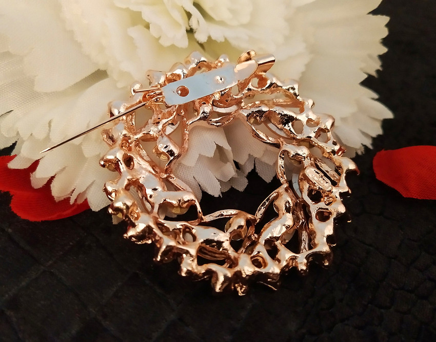 Gold outlet wedding brooch