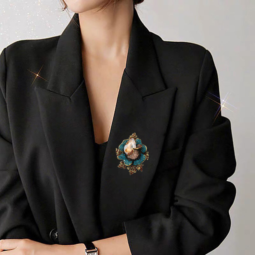 Are brooches online in fashion
