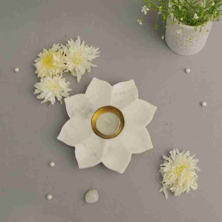 Free Photo  Front view of daisy decor on a marble stand