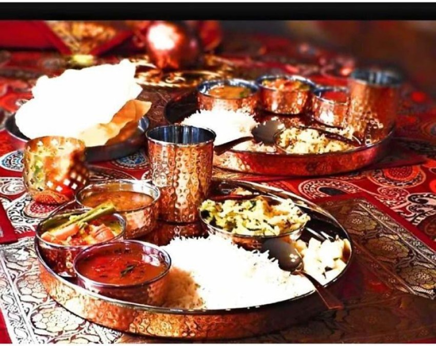 Prisha India Craft Embossed Design Pure Brass Dinner Thali Set, Dinnerware  & Serveware, 7 Pieces (Gold)