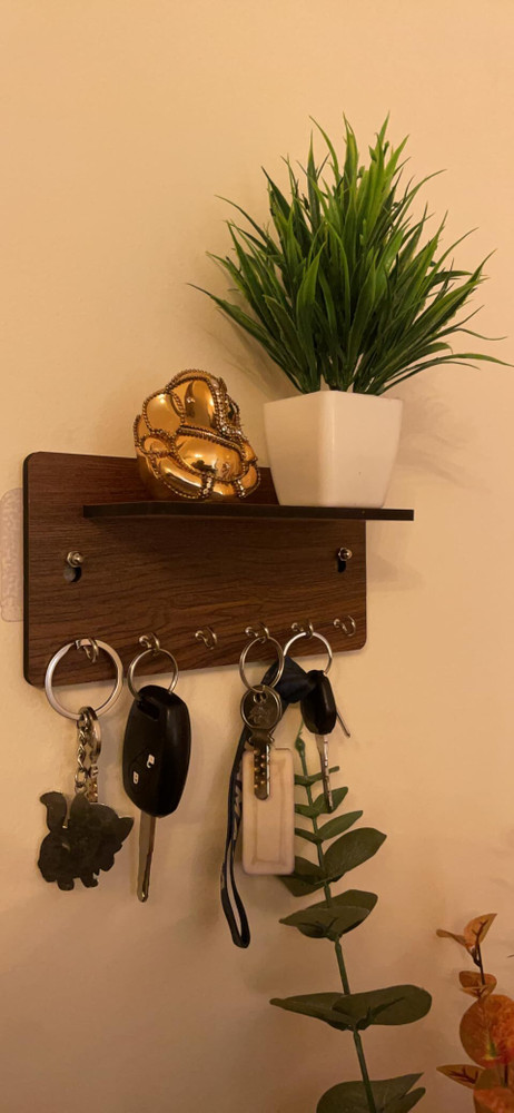 Simple key holder for wall clearance