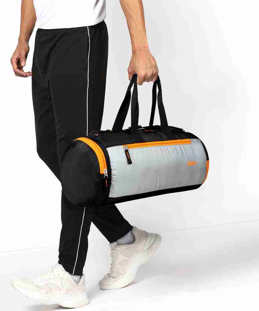 Nike gym best sale bag flipkart