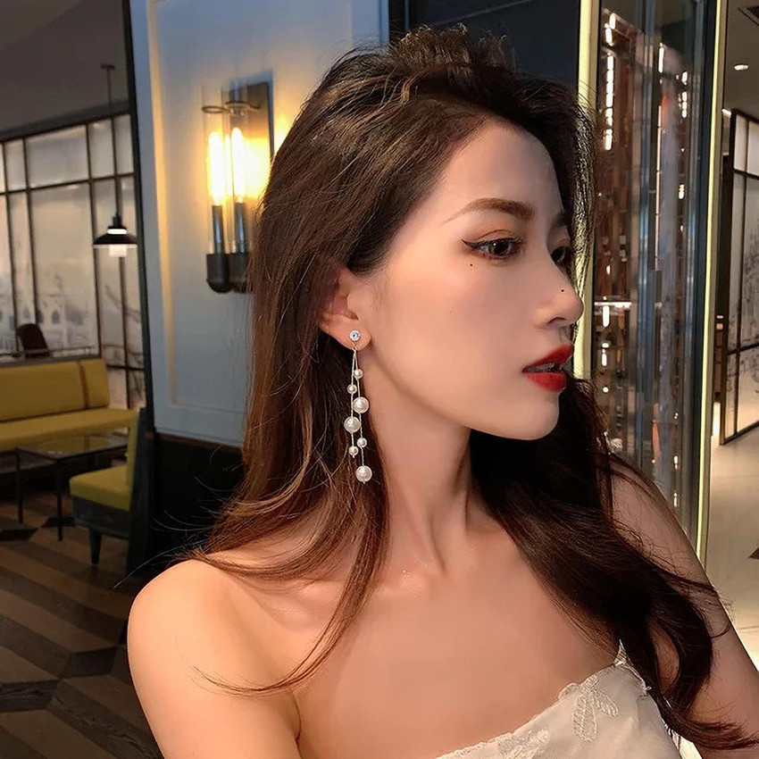 Aggregate 77+ girl wearing tassel earrings latest 3tdesign.edu.vn