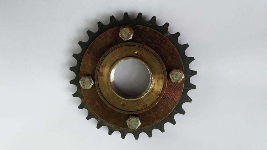 Freewheel sprocket clearance for electric motor