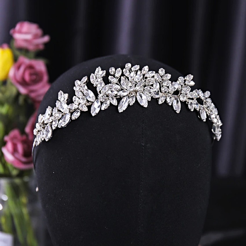 Street Style's Prettiest Accessory Trend Is Only $12  Rhinestone hair pin, Diamond  hair, Hair accessories for women